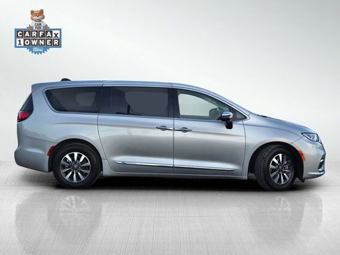 Used 2023 Chrysler Pacifica Limited FWD image 3