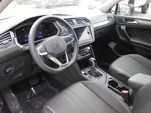 Used 2023 Volkswagen Tiguan SE image 3