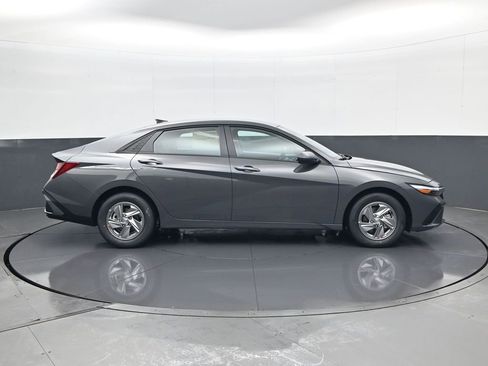 New 2026 Hyundai Elantra SE image 4