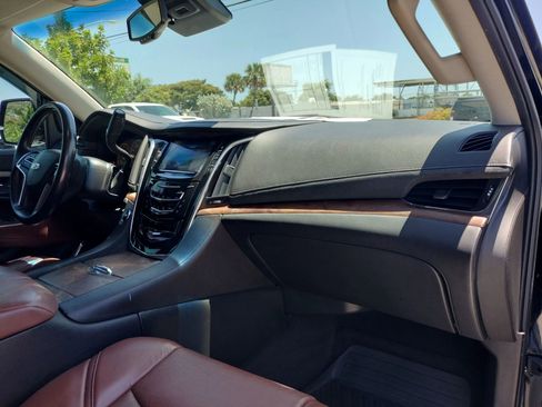 Used 2015 Cadillac Escalade Luxury AWD/4WD image 18