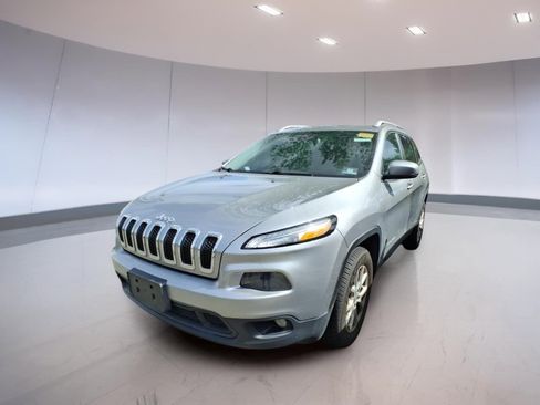 Used 2017 Jeep Cherokee Latitude w/ Safety/Convenience Group AWD/4WD image 2
