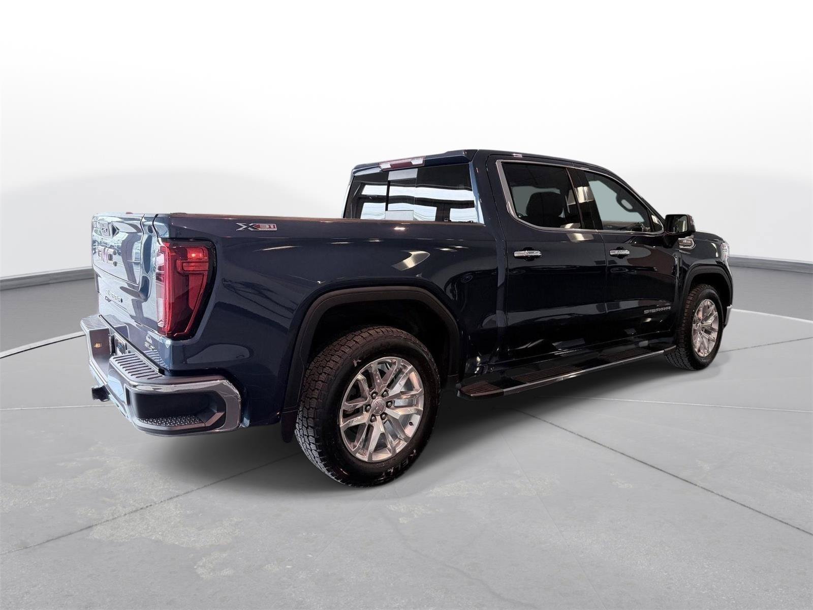 Used 2021 GMC Sierra 1500 SLT w/ SLT Premium Package AWD/4WD image 11