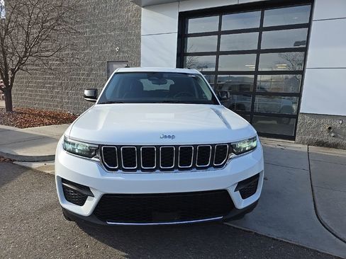 Used 2024 Jeep Grand Cherokee Laredo AWD/4WD image 2