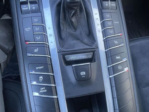 Used 2021 Porsche Macan image 17