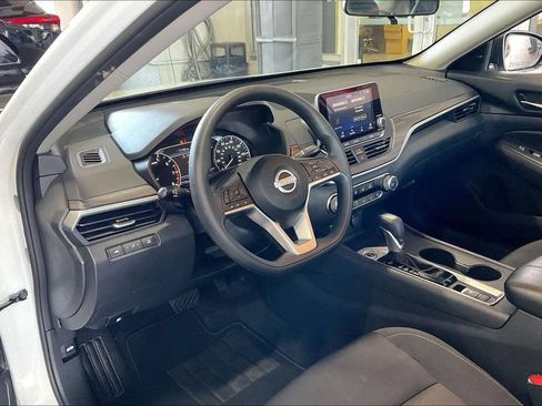 Used 2025 Nissan Altima 2.5 SV AWD/4WD image 4