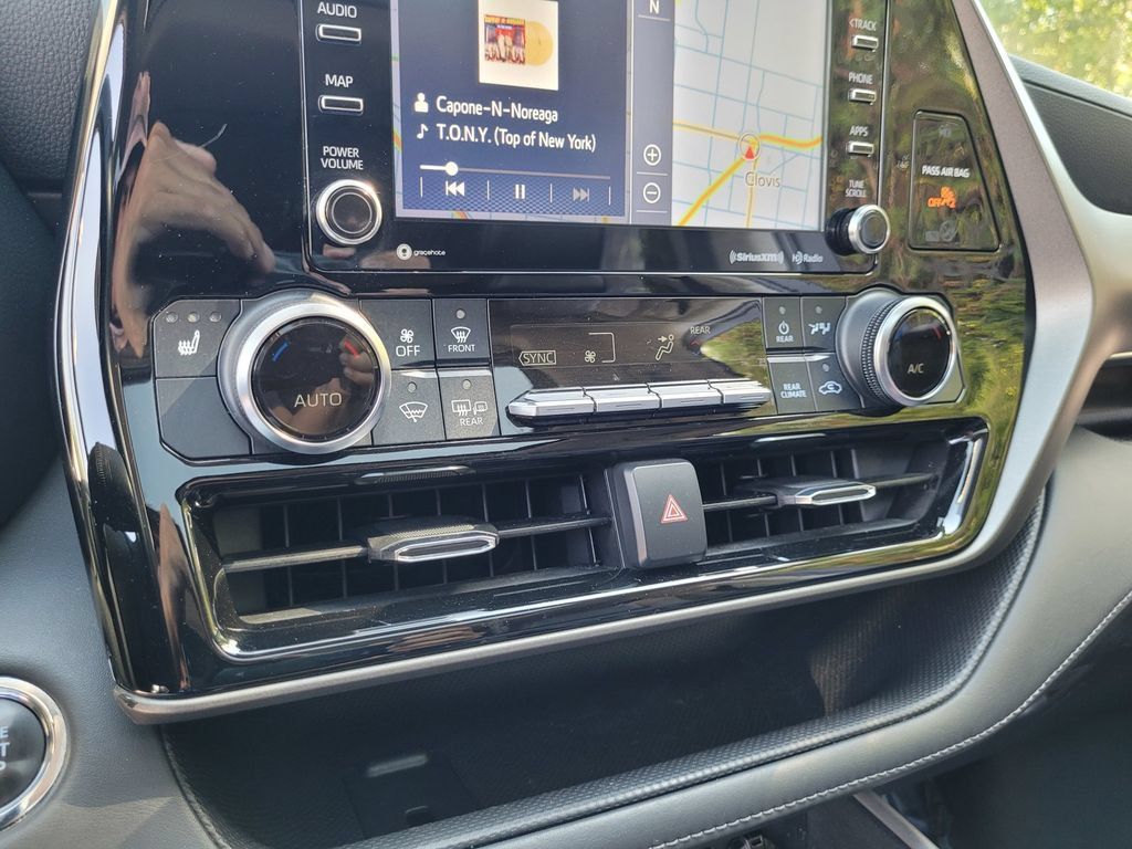 Used 2022 Toyota Highlander XLE AWD/4WD image 21