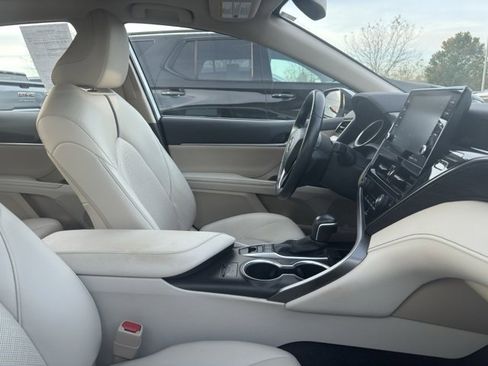 Used 2021 Toyota Camry XLE image 11