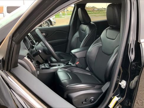 Used 2019 Jeep Cherokee Latitude Plus FWD image 8