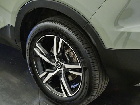 Certified 2025 Volvo XC40 B5 Core AWD/4WD image 11