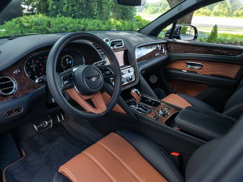 Certified 2025 Bentley Bentayga Extended Wheelbase AWD/4WD image 9