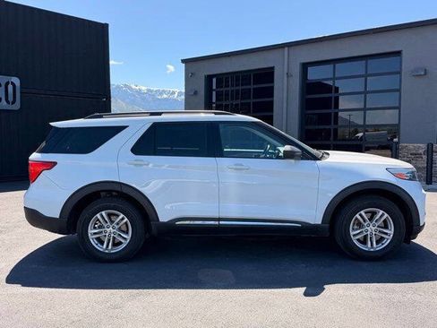 Used 2022 Ford Explorer XLT AWD/4WD image 4