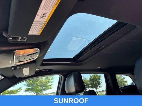 Used 2022 Jeep Grand Cherokee Limited AWD/4WD image 2