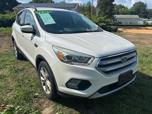Used 2017 Ford Escape SE w/ Equipment Group 201A AWD/4WD image 3