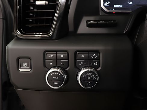 Used 2024 GMC Sierra 2500 AT4 w/ AT4 Premium Plus Package AWD/4WD image 18