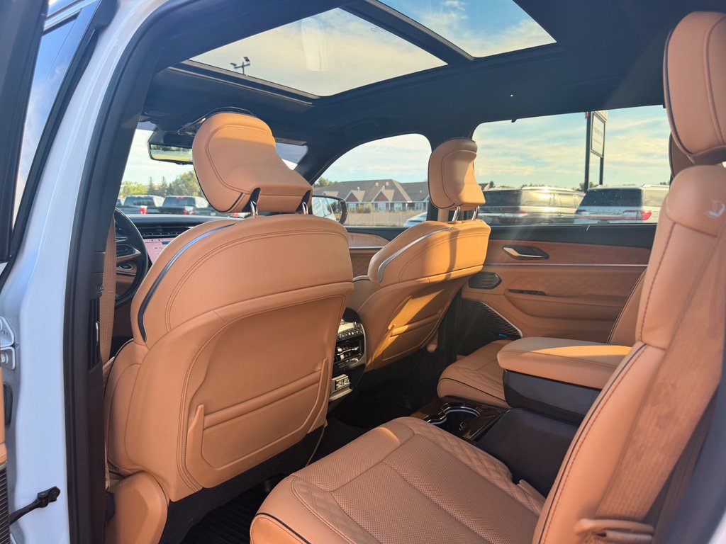 Used 2023 Jeep Grand Cherokee L Summit AWD/4WD image 23