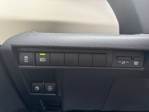 Used 2024 Toyota Sienna XLE FWD image 12