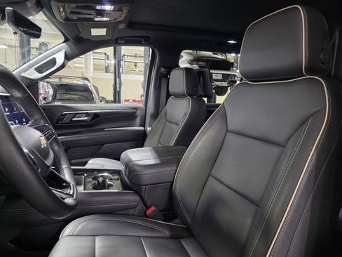 Used 2025 Chevrolet Suburban Premier image 26