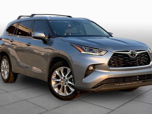 Used 2021 Toyota Highlander Limited FWD image 3