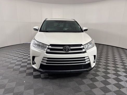 Used 2019 Toyota Highlander XLE image 2