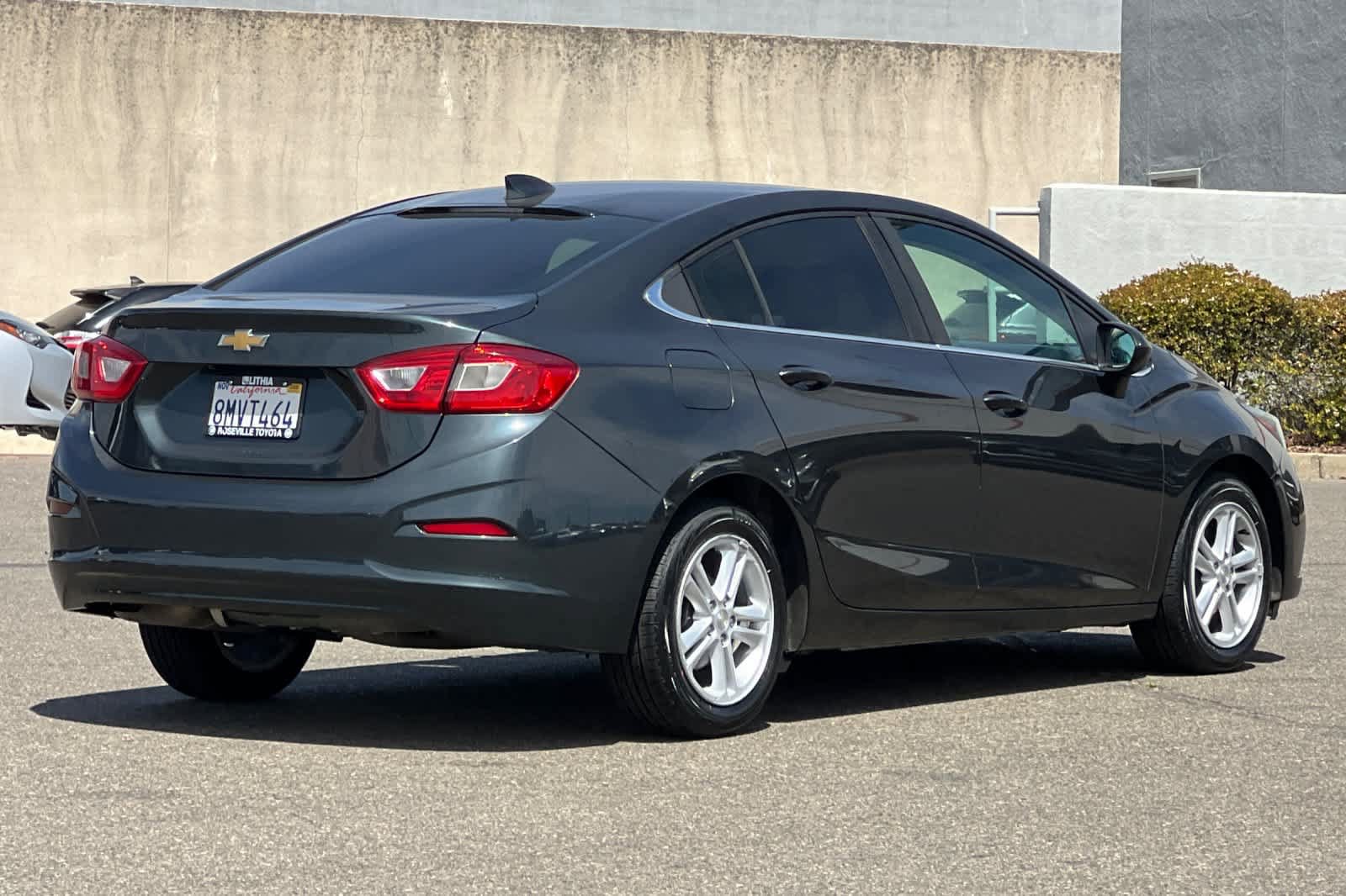 Used 2018 Chevrolet Cruze LT FWD image 2
