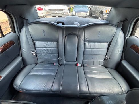 Used 2000 Lincoln Town Car Signature image 20