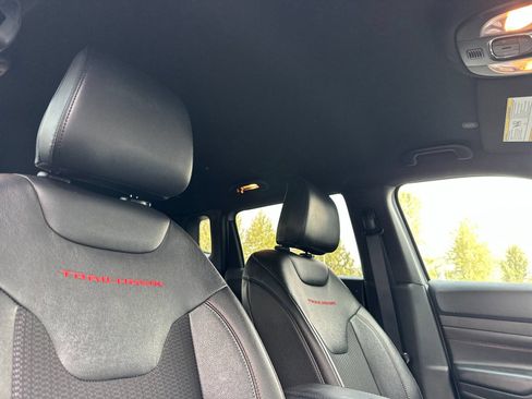 Used 2025 Jeep Compass Trailhawk AWD/4WD image 16