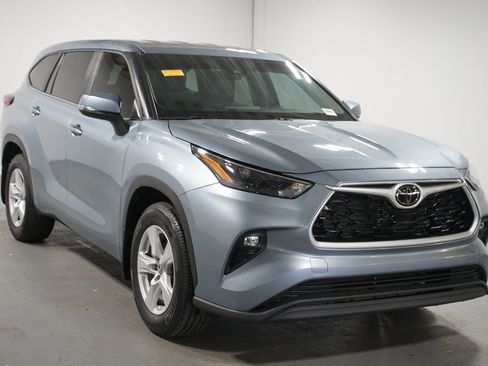 Certified 2024 Toyota Highlander LE FWD image 3