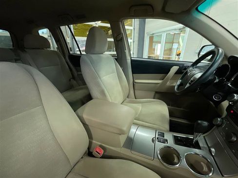 Used 2012 Toyota Highlander FWD w/ Tech Pkg image 25