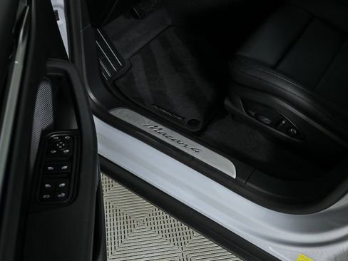 New 2025 Porsche Macan 4 Electric image 8