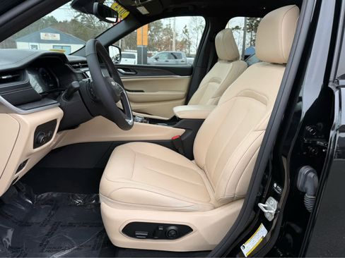 Used 2024 Jeep Grand Cherokee Limited image 11