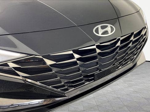 Used 2022 Hyundai Elantra Limited FWD image 32