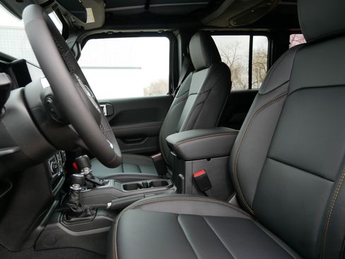 New 2026 Jeep Wrangler Unlimited Sahara AWD/4WD image 9