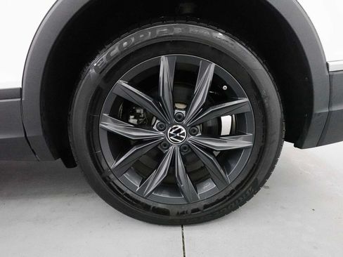 Used 2024 Volkswagen Tiguan SE w/ Panoramic Sunroof Package AWD/4WD image 9
