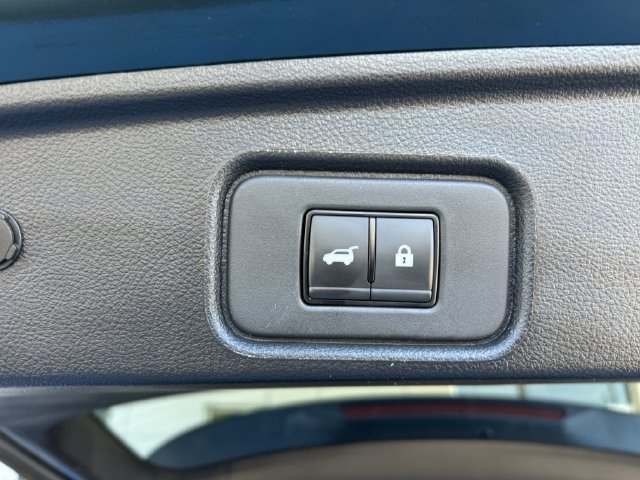 Used 2025 Nissan Pathfinder SL FWD image 36