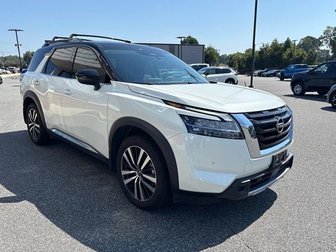 Used 2024 Nissan Pathfinder Platinum FWD image 11