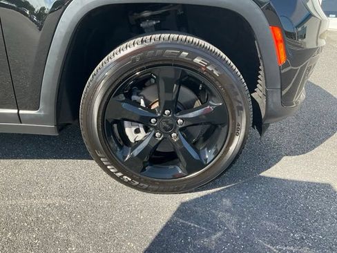 Used 2025 Jeep Grand Cherokee L Altitude AWD/4WD image 19