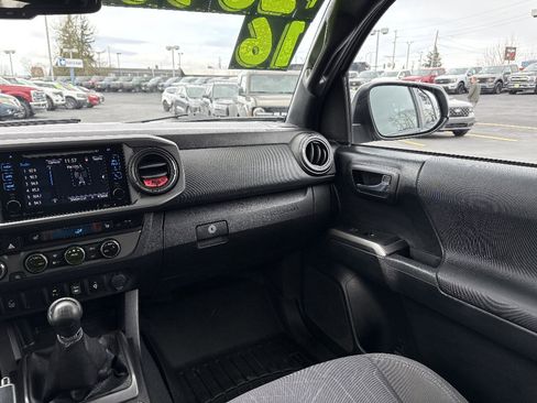 Used 2016 Toyota Tacoma TRD Off-Road w/ Premium & Technology Package image 20