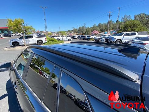 Used 2024 Toyota Corolla Cross AWD Hybrid w/ Moonroof Package image 9