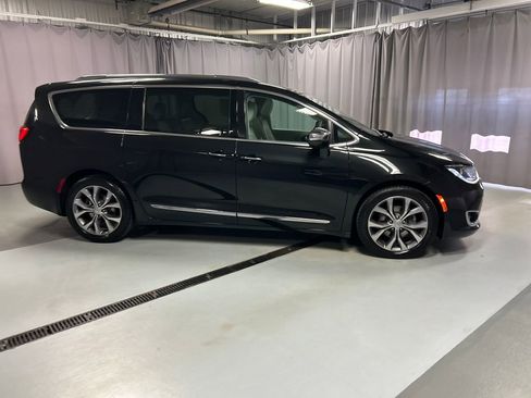 Used 2017 Chrysler Pacifica Limited FWD image 8