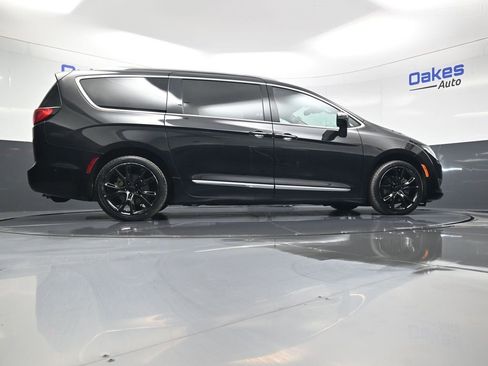 Used 2018 Chrysler Pacifica Limited w/ Advanced Safetytec Group image 47