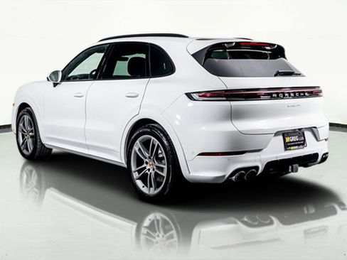 Used 2025 Porsche Cayenne image 12
