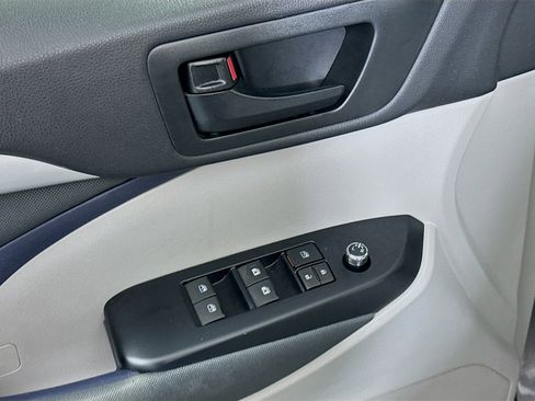 Used 2019 Toyota Highlander LE image 15