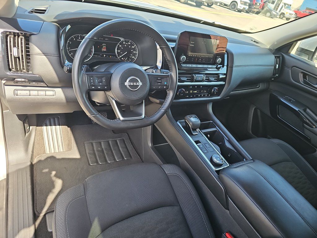 Used 2025 Nissan Pathfinder SV AWD/4WD image 16
