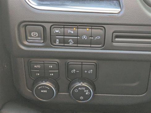 Used 2022 Chevrolet Suburban Z71 image 26