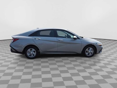 Used 2025 Hyundai Elantra SE FWD image 9