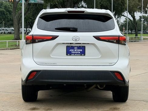 Used 2024 Toyota Highlander LE FWD image 8