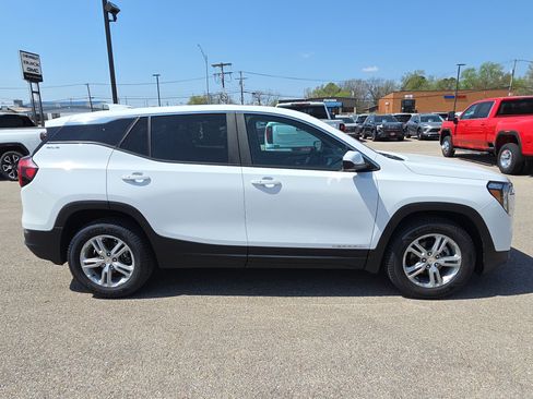 Used 2023 GMC Terrain SLE image 9
