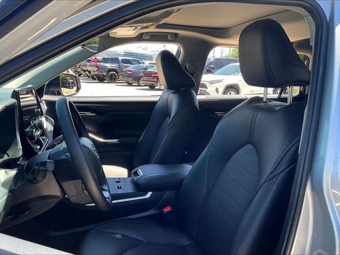 Used 2025 Toyota Highlander XLE image 8