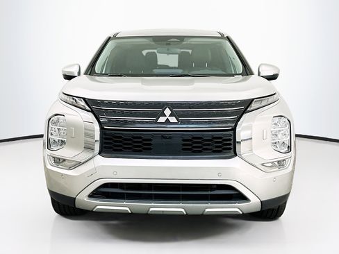 Used 2024 Mitsubishi Outlander SE image 2