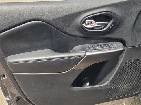 Used 2019 Jeep Cherokee Limited w/ Luxury Group FWD image 15